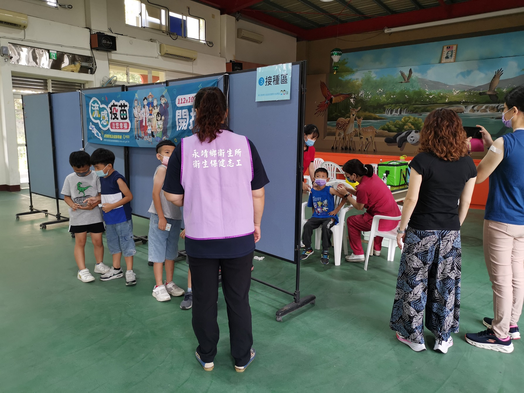 112年10月18日國小學童流感疫苗施打照片1