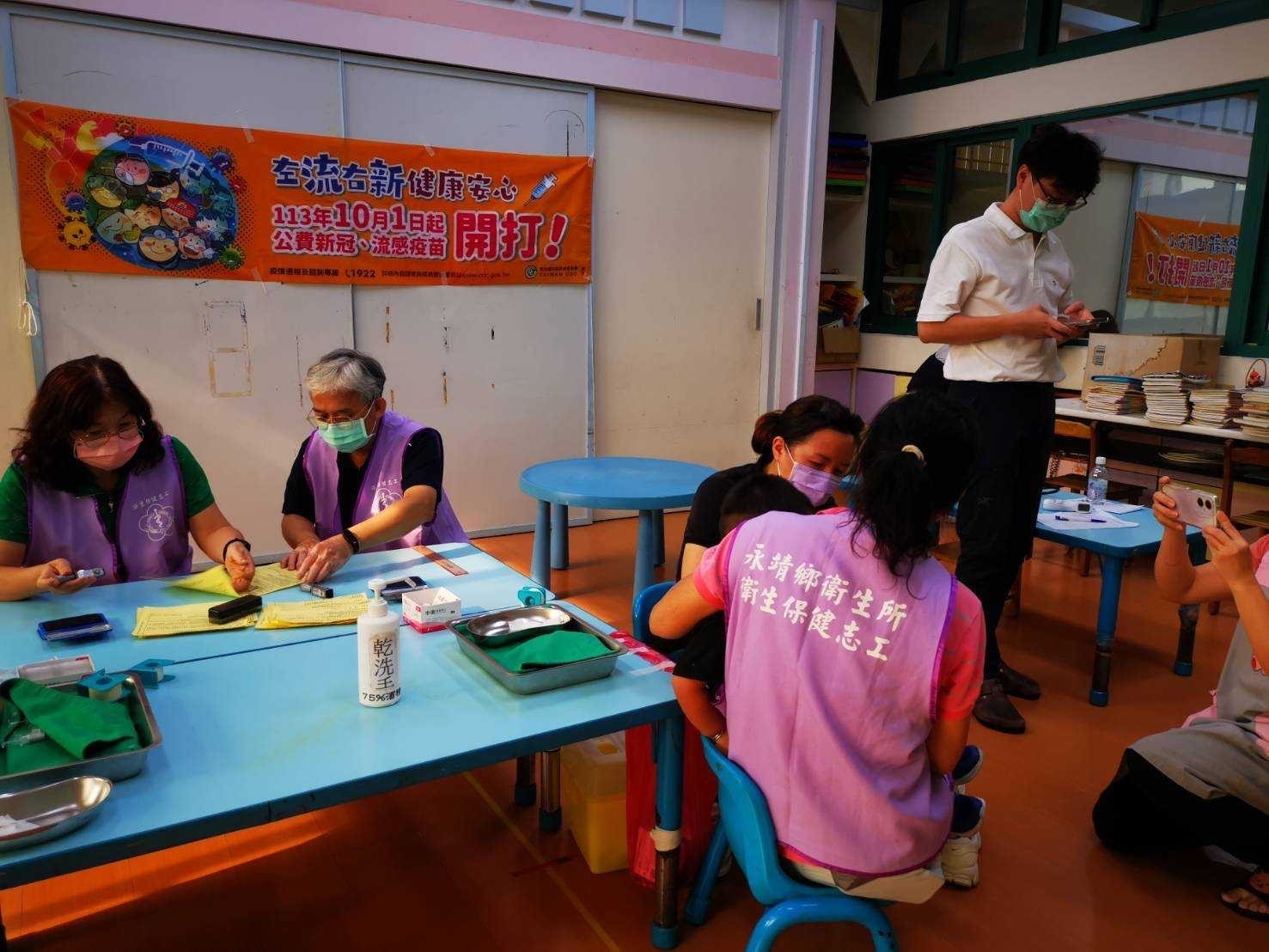 113年10月25日協助幼兒園流感疫苗接種照片3